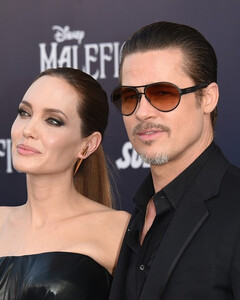 На этом всё: Анджелина Джоли и Брэд Питт официально развелись